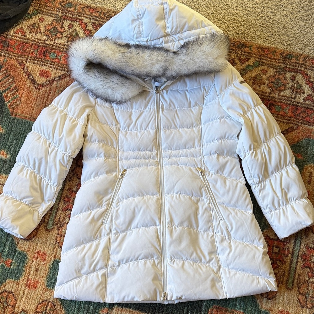 Women's XL LAUNDRY Long White Puffer Coat with Faux Fur Trim and Zipper Pockets.